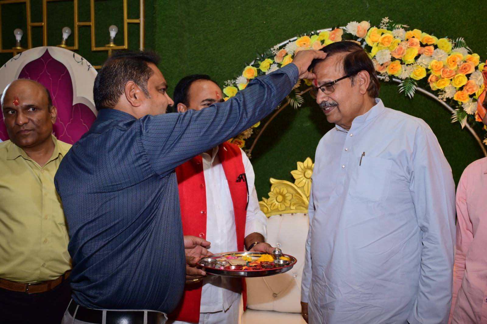 परमार परिवार को सुपुत्री की सगाई समाहरोह में बधाई एवं शुभकामनाएं प्रेषित की !